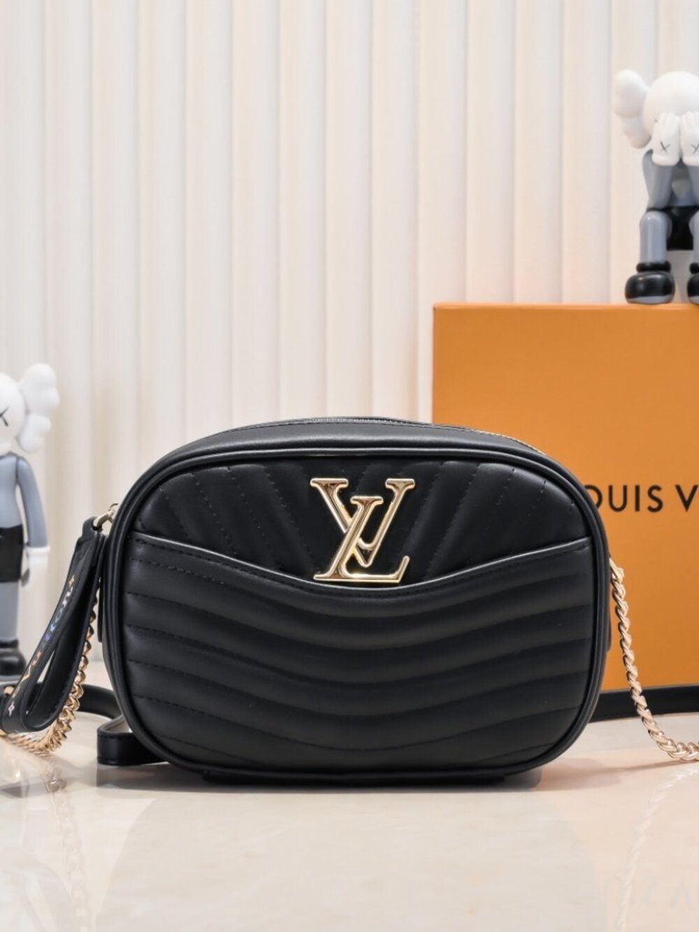 Louis Vuitton - Style Black Leather Camera Bag – Sleek Luxury for Everyday Elega